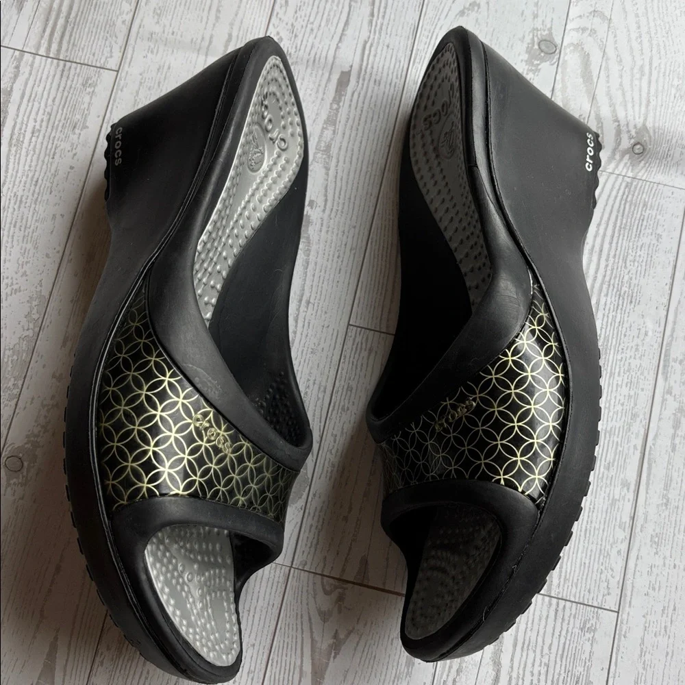 Crocs Sassari Slide‎ Wedge Sandals Black Gold Geometric Comfort Shoes sz 9 EUC
